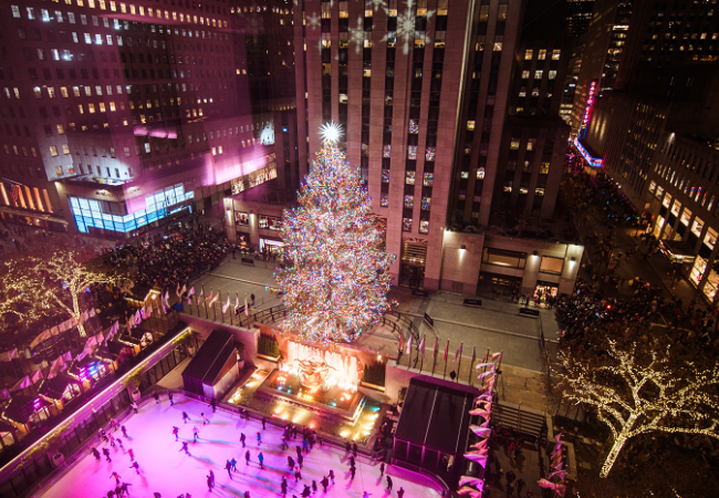 洛克菲勒中心圣诞树点亮纽约 圣诞季活动正式开启